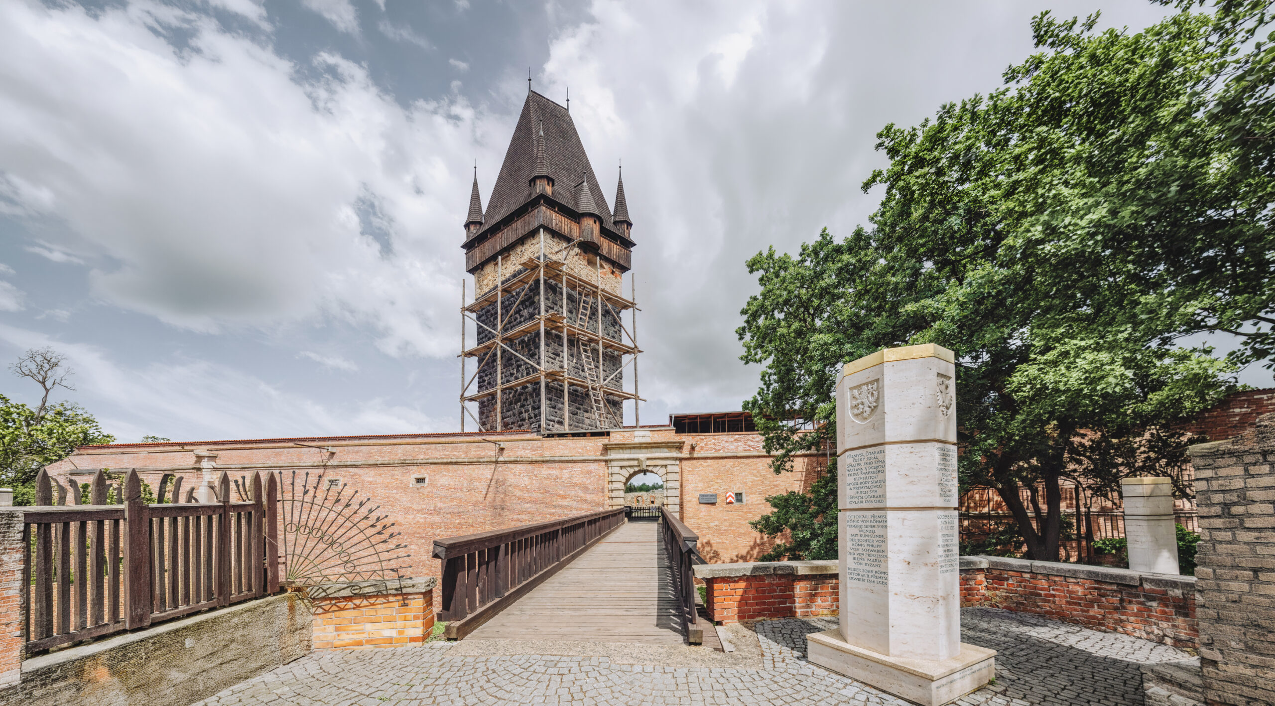 Chebský hrad - věž se střechou